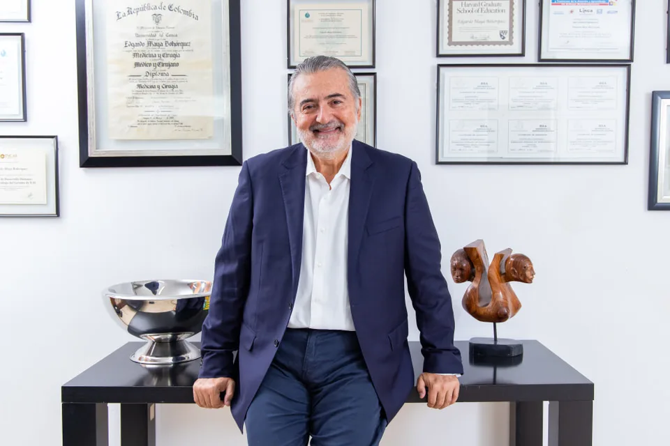 Retrato de marca personal de médico en consultorio con diplomas para perfil profesional, página web y LinkedIn en Costa Rica