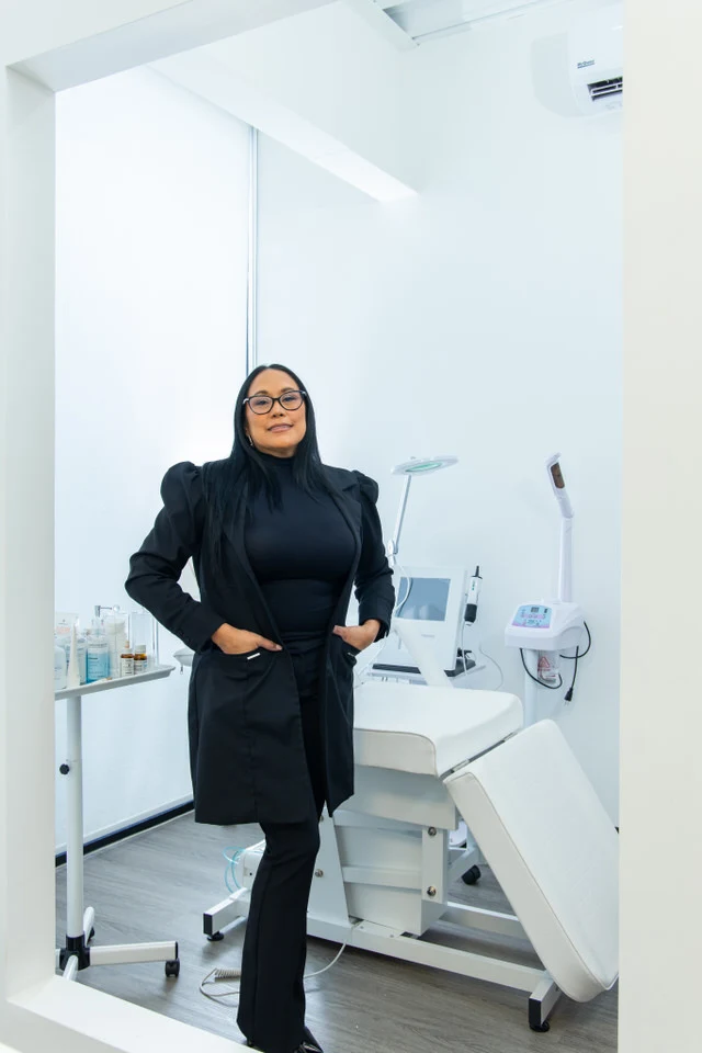 Fotografía de marca personal de mujer profesional en clínica estética para página web, LinkedIn y presencia digital en Costa Rica