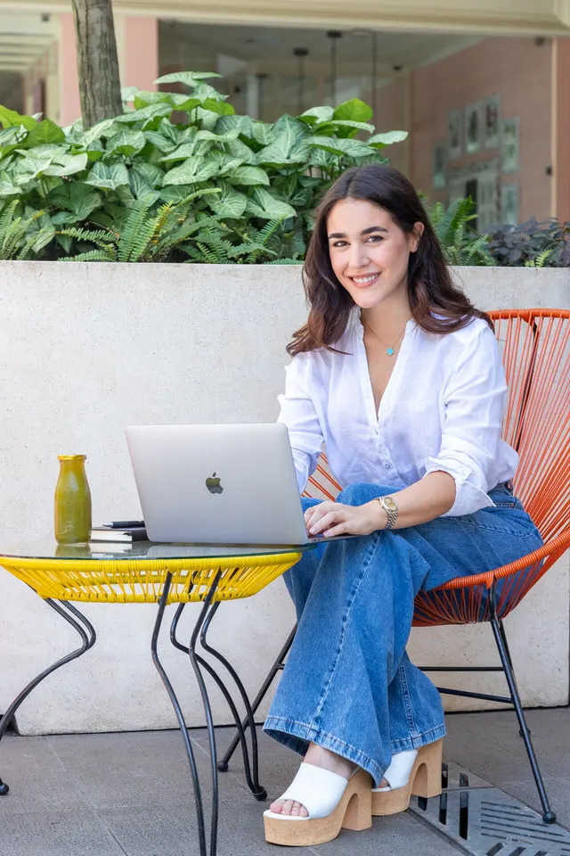 Fotografía de marca personal de mujer emprendedora trabajando con laptop para página web, LinkedIn y redes sociales en Costa Rica