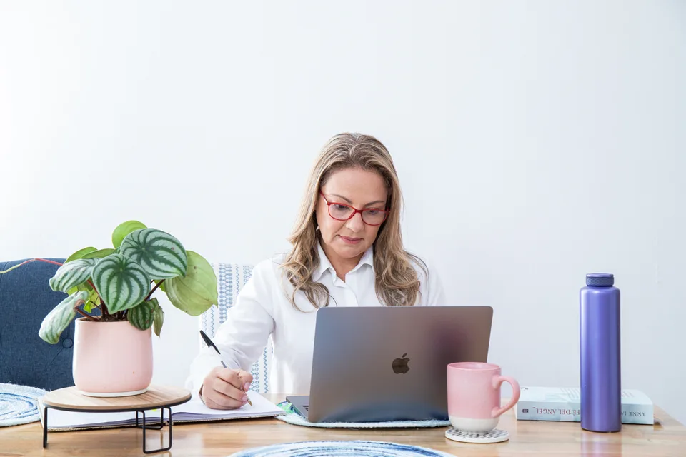 Fotografía de mujer profesional trabajando con laptop para marca personal, página web, LinkedIn y contenido digital en Costa Rica