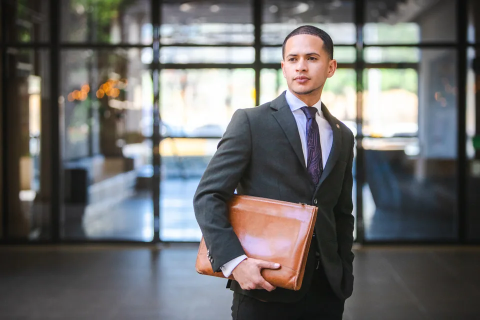 Fotografía de hombre ejecutivo con portafolio en ambiente corporativo para LinkedIn, marca personal y perfil profesional en Costa Rica
