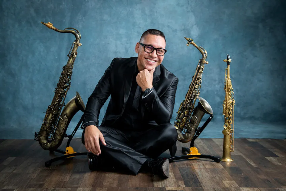 Retrato profesional de músico saxofonista con instrumentos para marca personal, promoción artística y redes sociales en Costa Rica