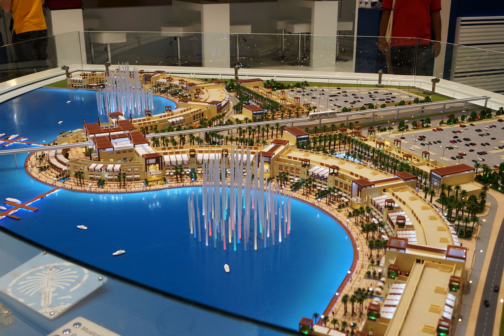 Дубай барнаул. Поинт Дубай. The Pointe Дубай. The Pointe Palm Jumeirah Mall. Пляж the Pointe Дубай.