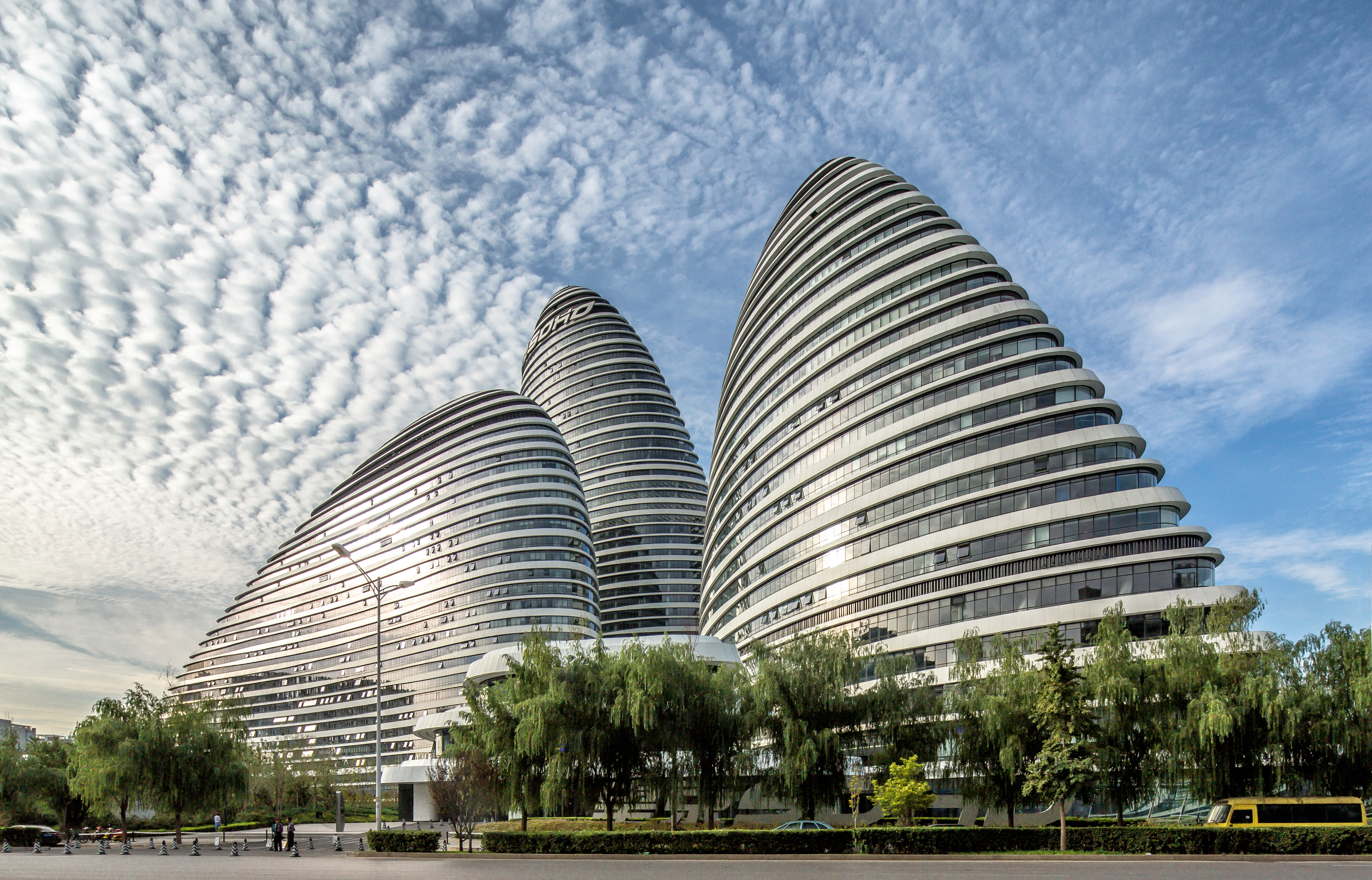 З здания. Wangjing Soho в Пекине. Небоскребы Wangjing Soho, Пекин, Сохо. Wangjing Soho Заха Хадид. Заха Хадид Пекин Сохо.