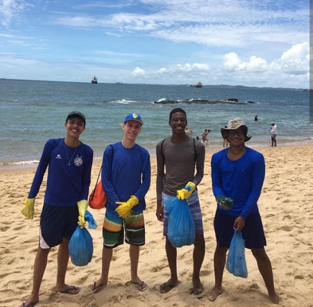 Jovens ajudam na limpeza da praia de Boa Viagem, em Salvador