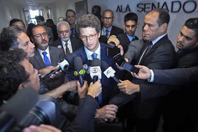 Ricardo Salles é questionado por jornalistas no Senado