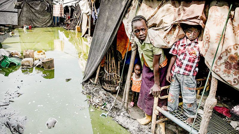 fluechtlinge-wasser-ueberschwemmung-fluechtlingscamp-suedsudan-800x450