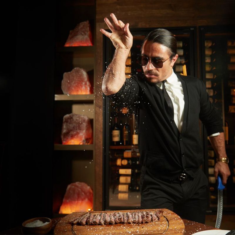 NusrEtRestaurant_SaltBae_NusretGo_kc_e_SteakSalting_0925.0