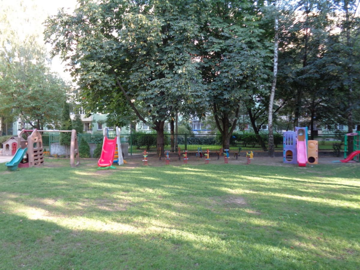 Osoby podczas wydarzenia pt.Plac zabaw w przedszkolu