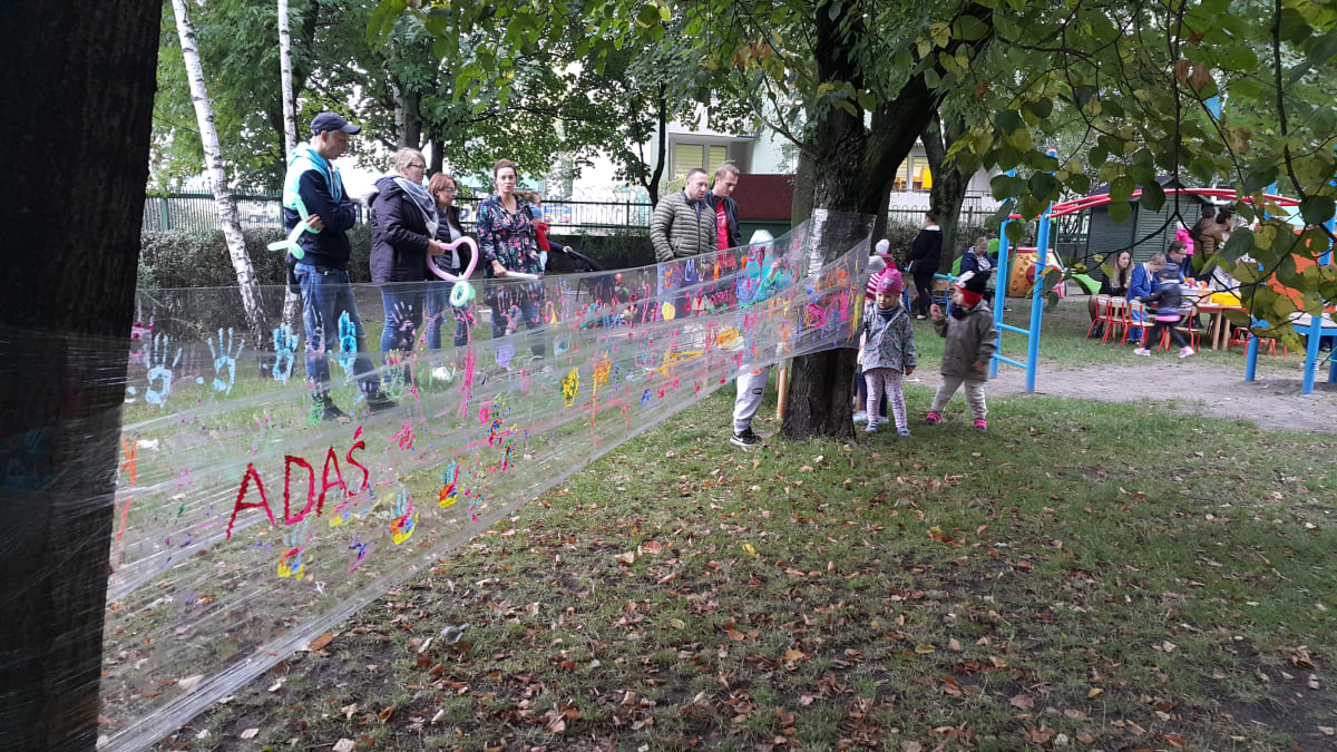 Miniaturka zdjęcia obrazującego osoby podczas wydarzenia pt.Pieczony ziemniak