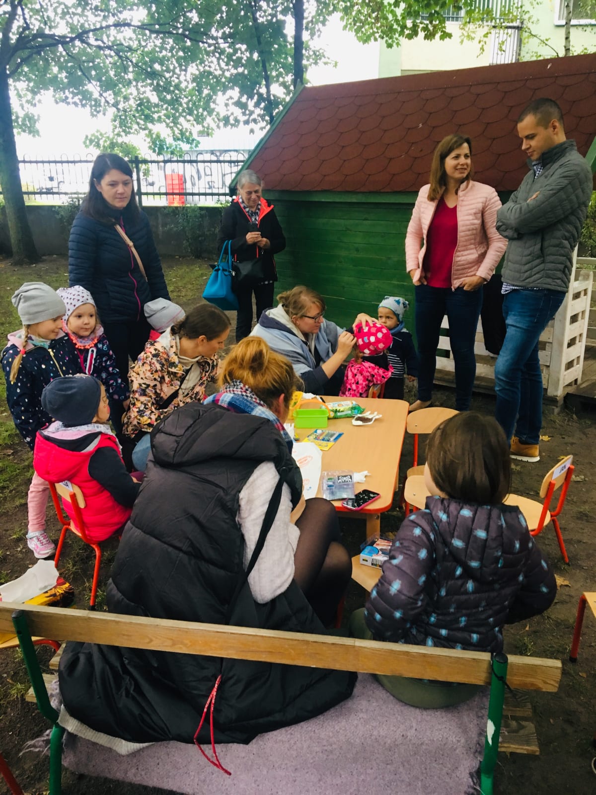 Miniaturka zdjęcia obrazującego osoby podczas wydarzenia pt.Pieczony ziemniak