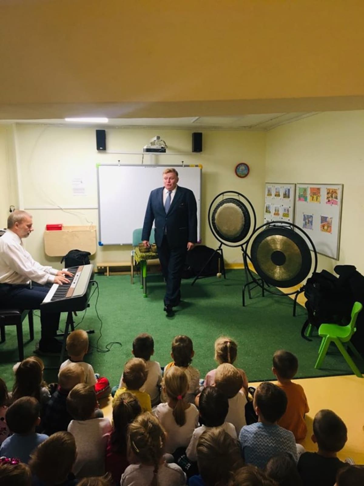 Miniaturka zdjęcia obrazującego osoby podczas wydarzenia pt.Koncert "Barwy dźwięku"