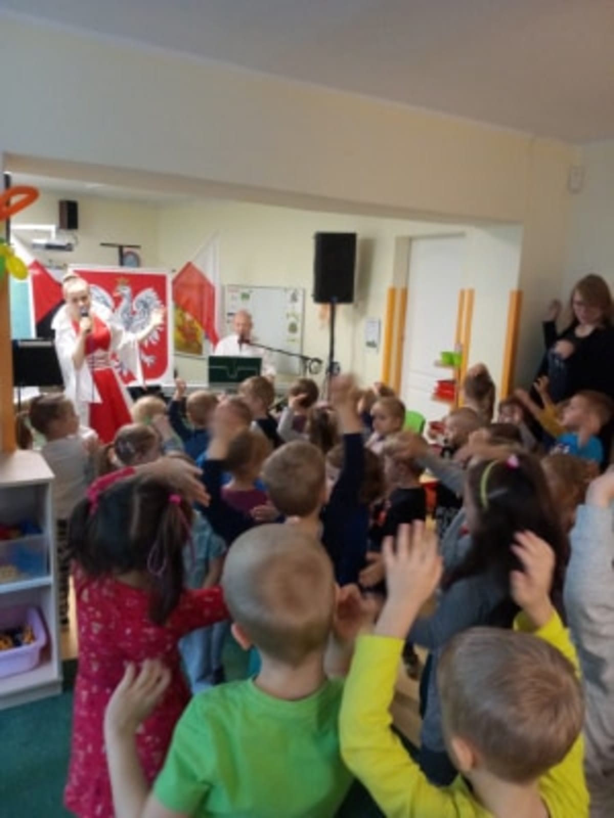 Miniaturka zdjęcia obrazującego osoby podczas wydarzenia pt.Koncert patriotyczny