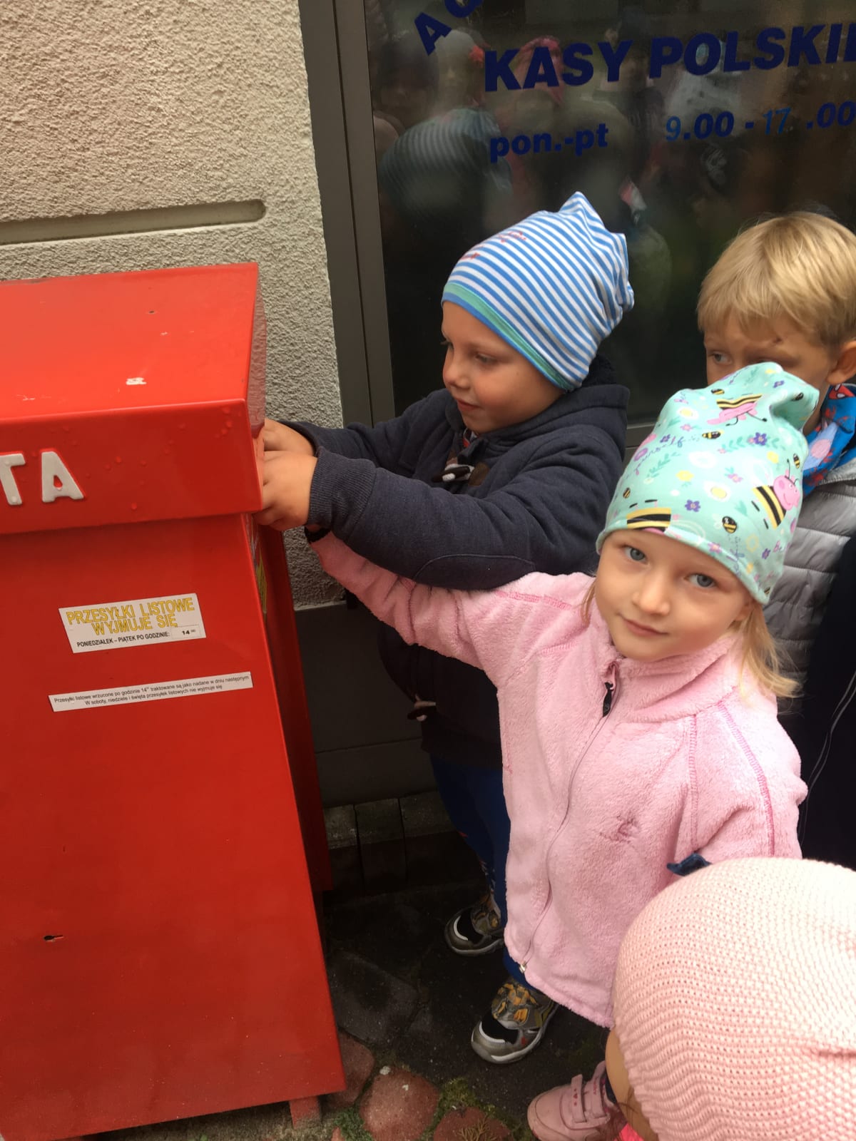 Miniaturka zdjęcia obrazującego osoby podczas wydarzenia pt.Pocztówkowe przedszkole