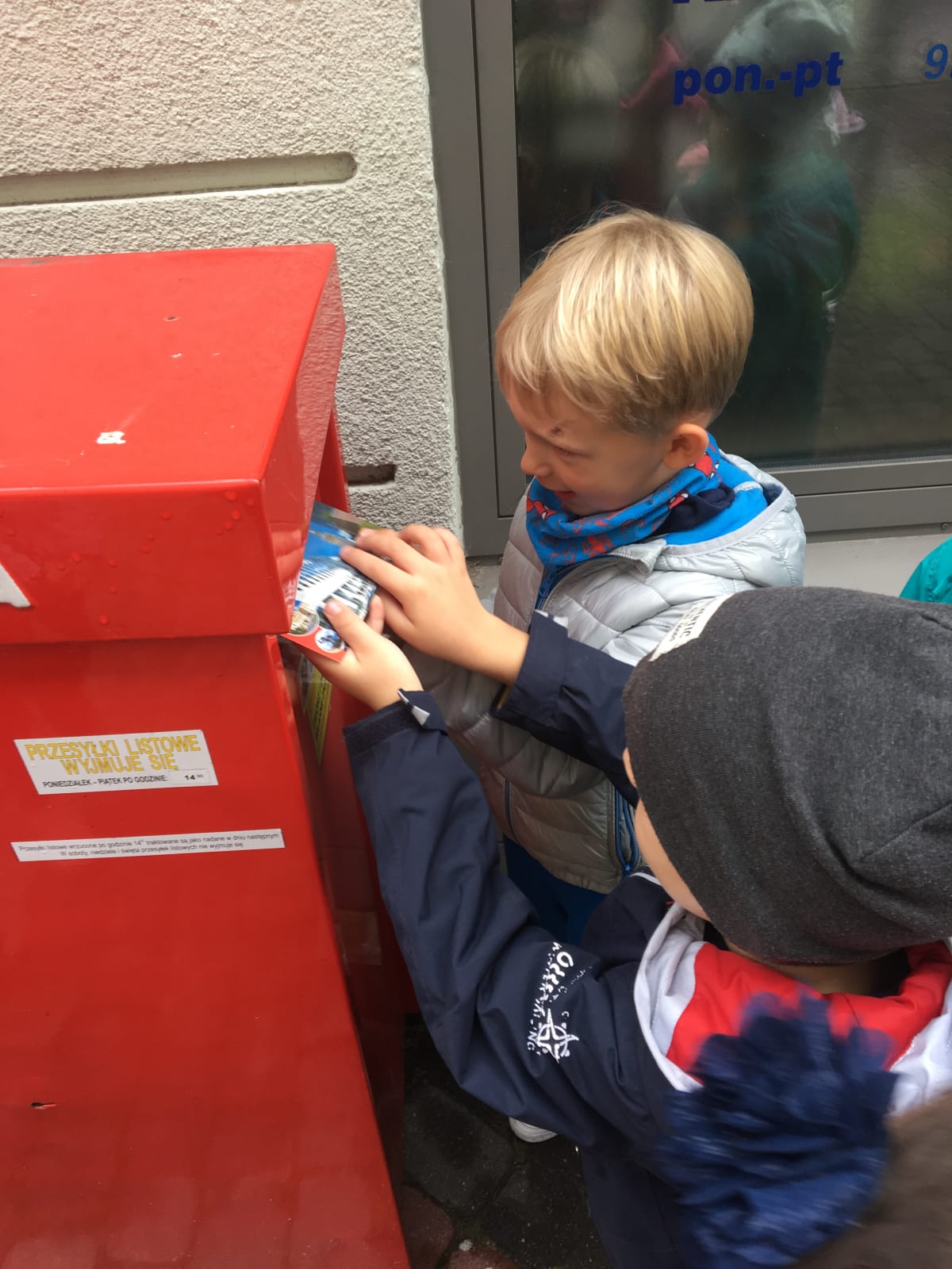 Miniaturka zdjęcia obrazującego osoby podczas wydarzenia pt.Pocztówkowe przedszkole