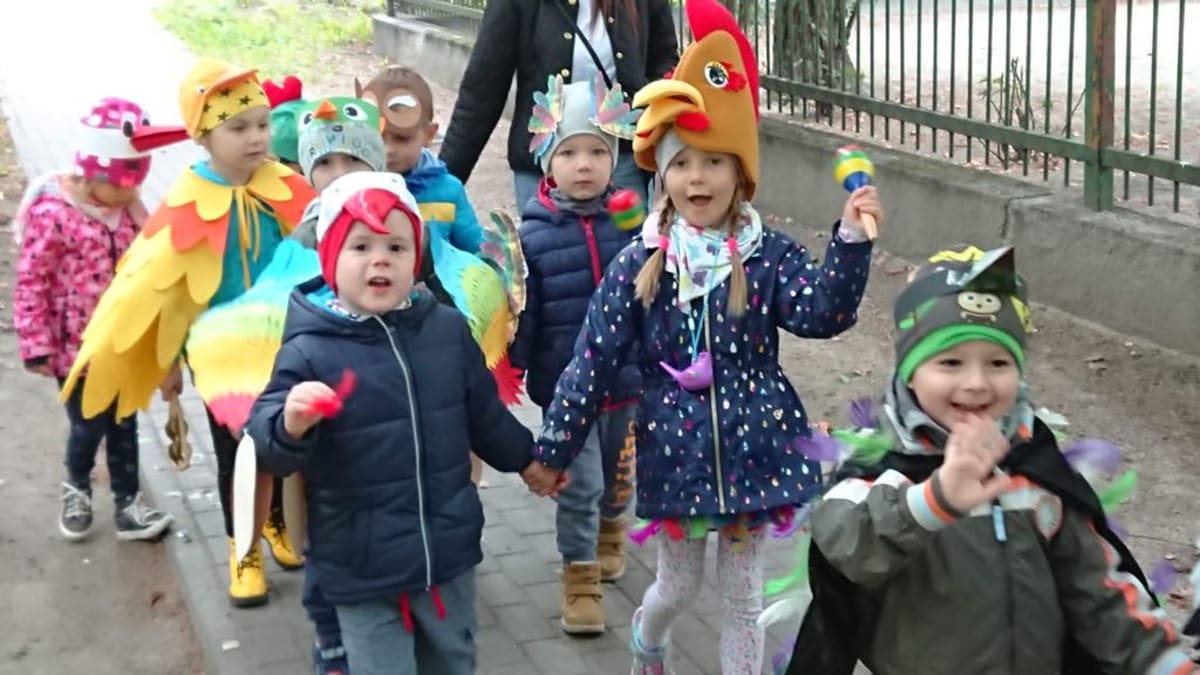 Miniaturka zdjęcia obrazującego osoby podczas wydarzenia pt.Parada ptaków