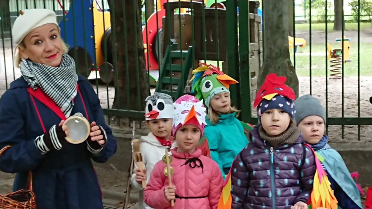 Miniaturka zdjęcia obrazującego osoby podczas wydarzenia pt.Parada ptaków