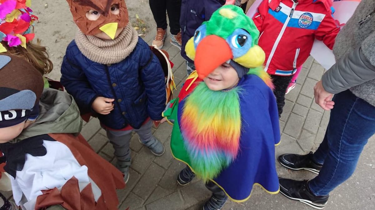 Miniaturka zdjęcia obrazującego osoby podczas wydarzenia pt.Parada ptaków