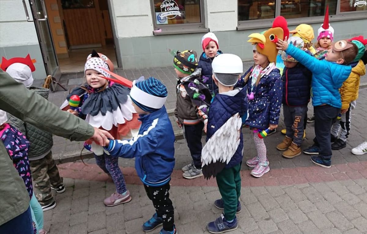 Miniaturka zdjęcia obrazującego osoby podczas wydarzenia pt.Parada ptaków