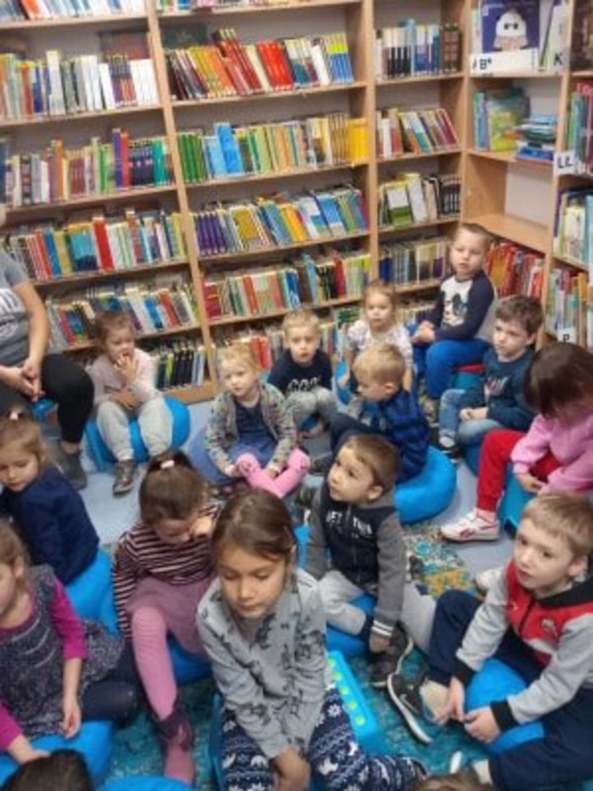 Miniaturka zdjęcia obrazującego osoby podczas wydarzenia pt.Lekcja biblioteczna - Smerfy i Misie