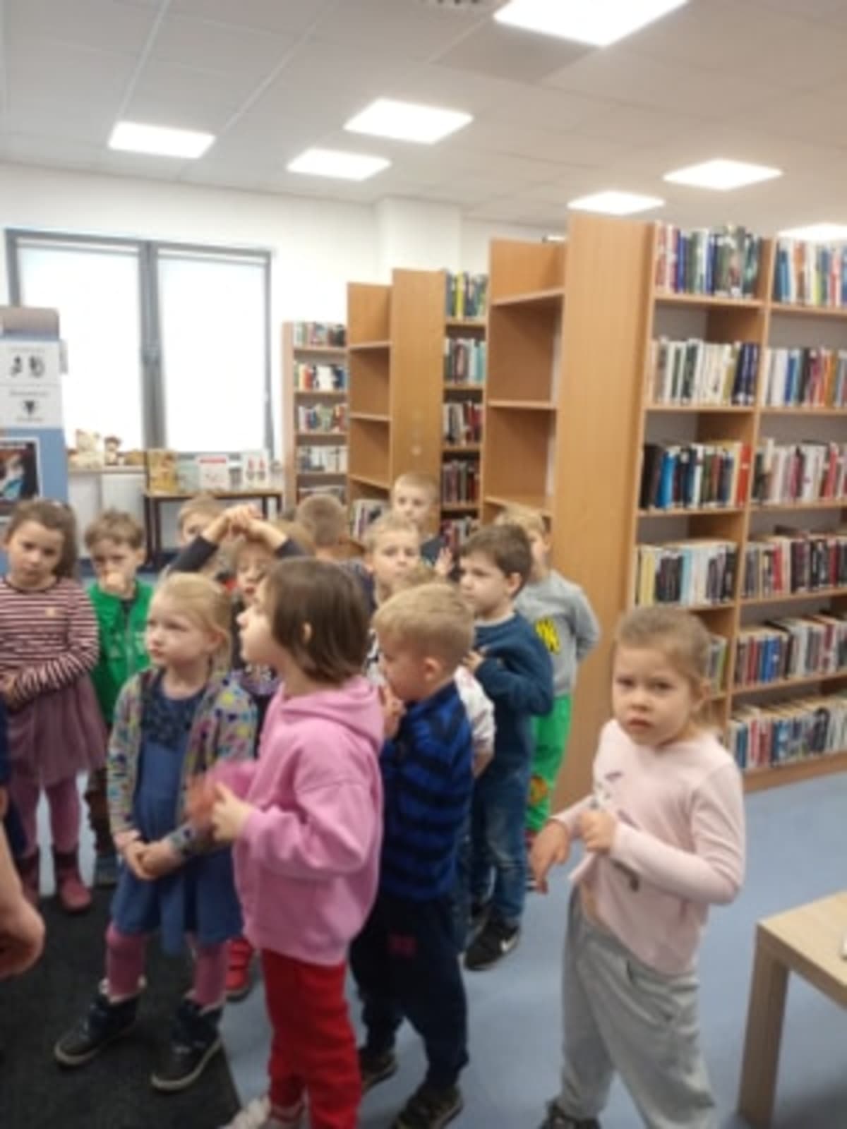 Miniaturka zdjęcia obrazującego osoby podczas wydarzenia pt.Lekcja biblioteczna - Smerfy i Misie