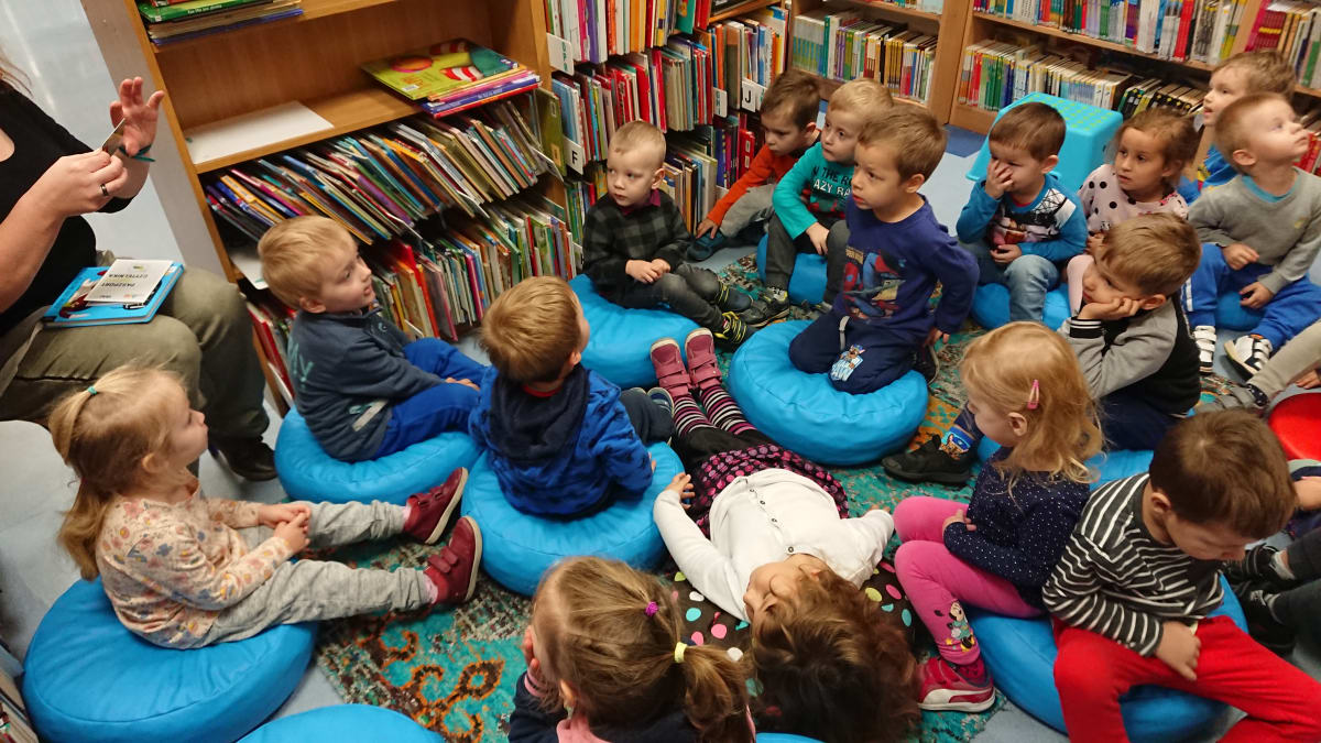 Miniaturka zdjęcia obrazującego osoby podczas wydarzenia pt.Lekcja biblioteczna - Smerfy i Misie