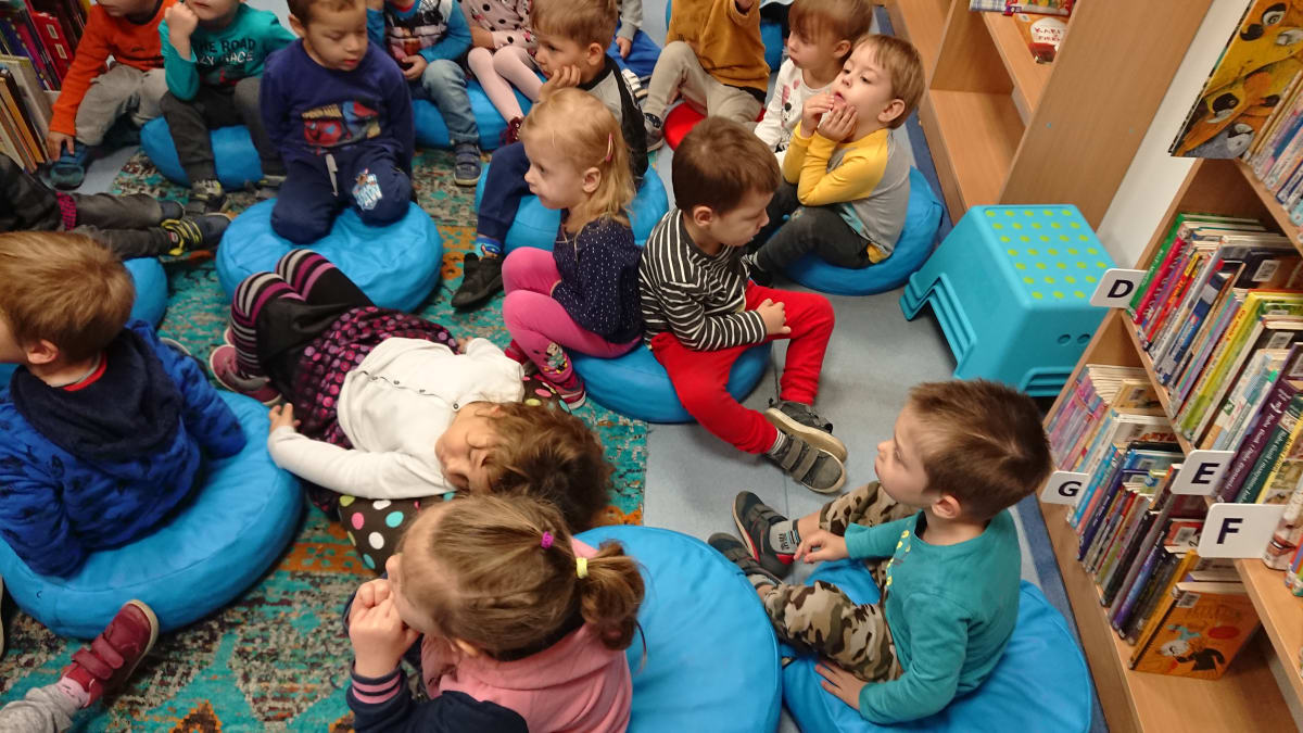 Miniaturka zdjęcia obrazującego osoby podczas wydarzenia pt.Lekcja biblioteczna - Smerfy i Misie