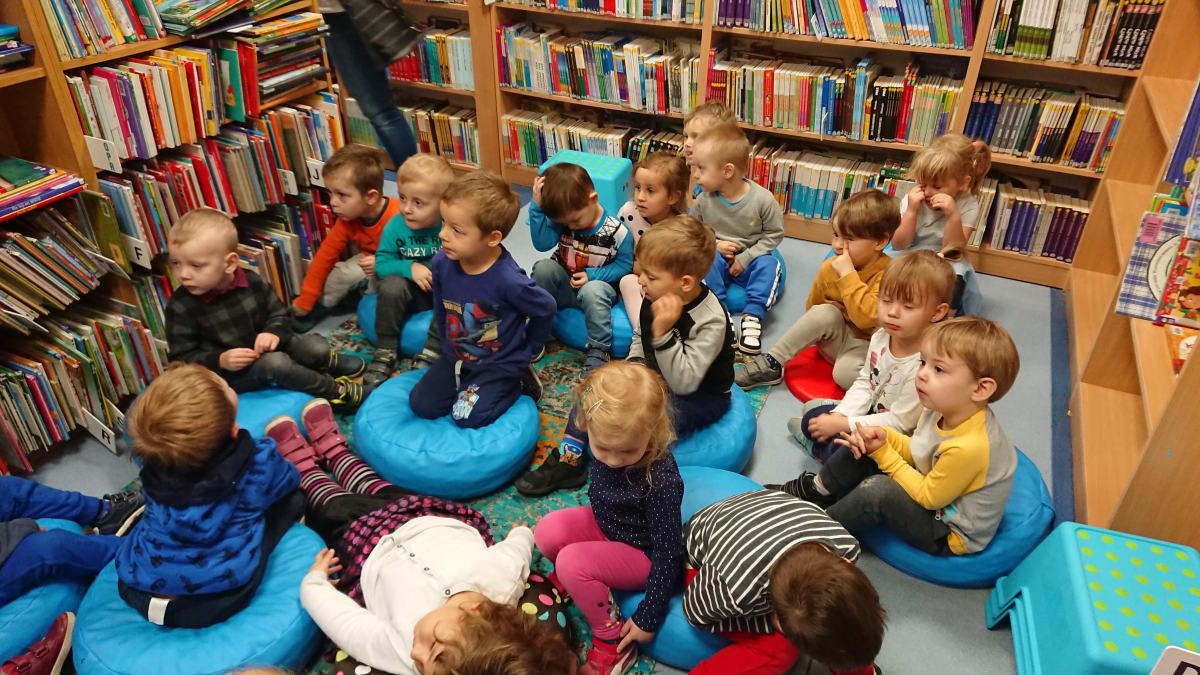 Osoby podczas wydarzenia pt.Lekcja biblioteczna - Smerfy i Misie