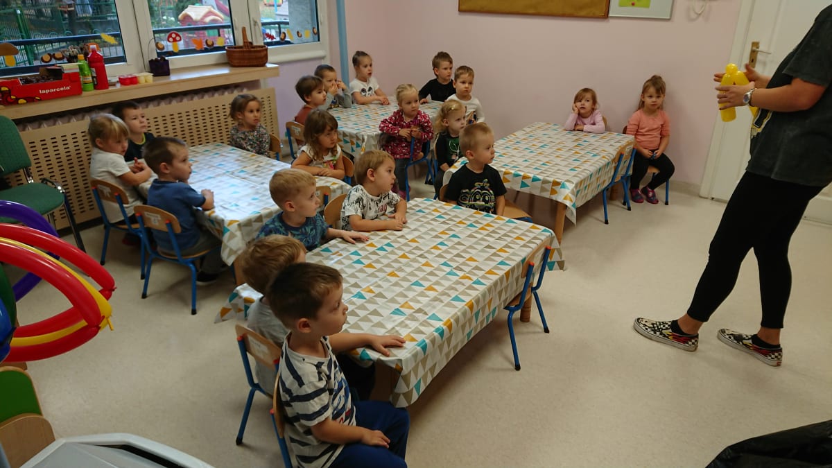 Miniaturka zdjęcia obrazującego osoby podczas wydarzenia pt.Warsztaty balonowe