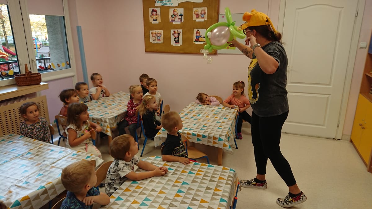 Miniaturka zdjęcia obrazującego osoby podczas wydarzenia pt.Warsztaty balonowe