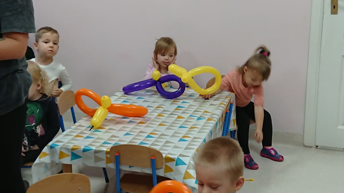 Miniaturka zdjęcia obrazującego osoby podczas wydarzenia pt.Warsztaty balonowe