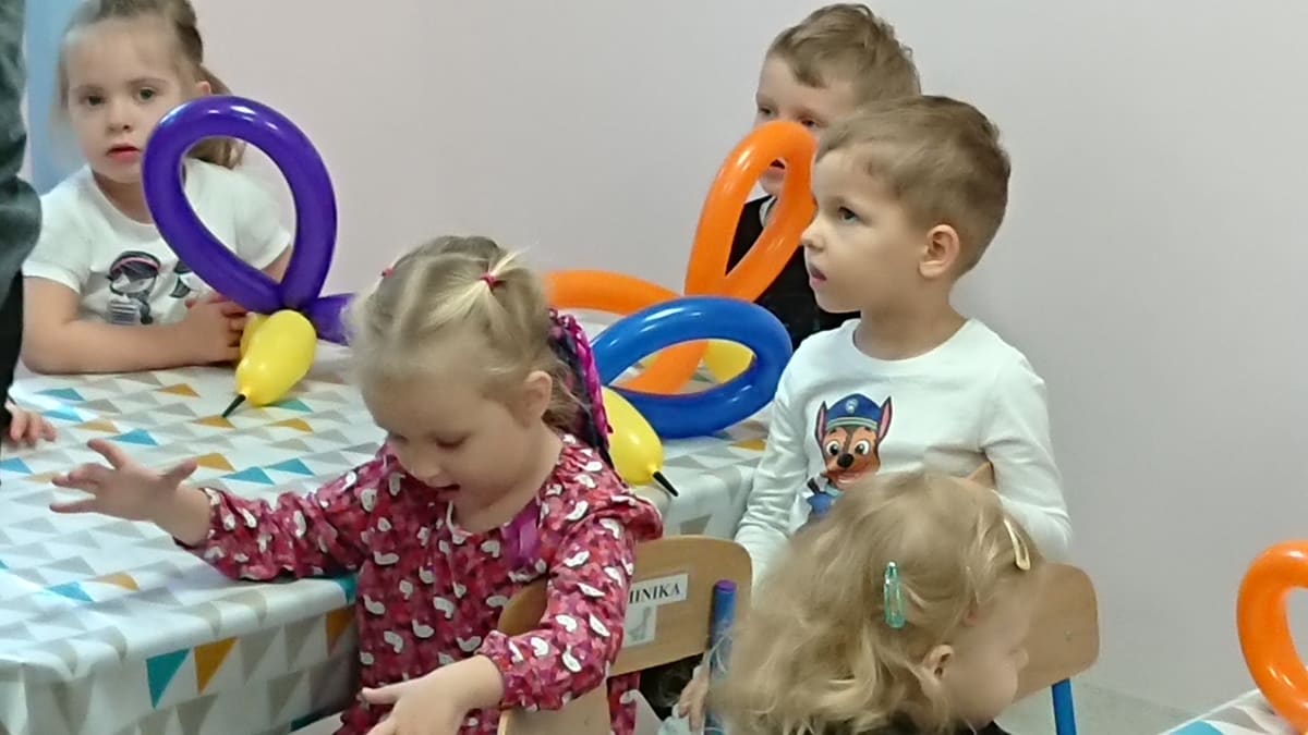 Miniaturka zdjęcia obrazującego osoby podczas wydarzenia pt.Warsztaty balonowe