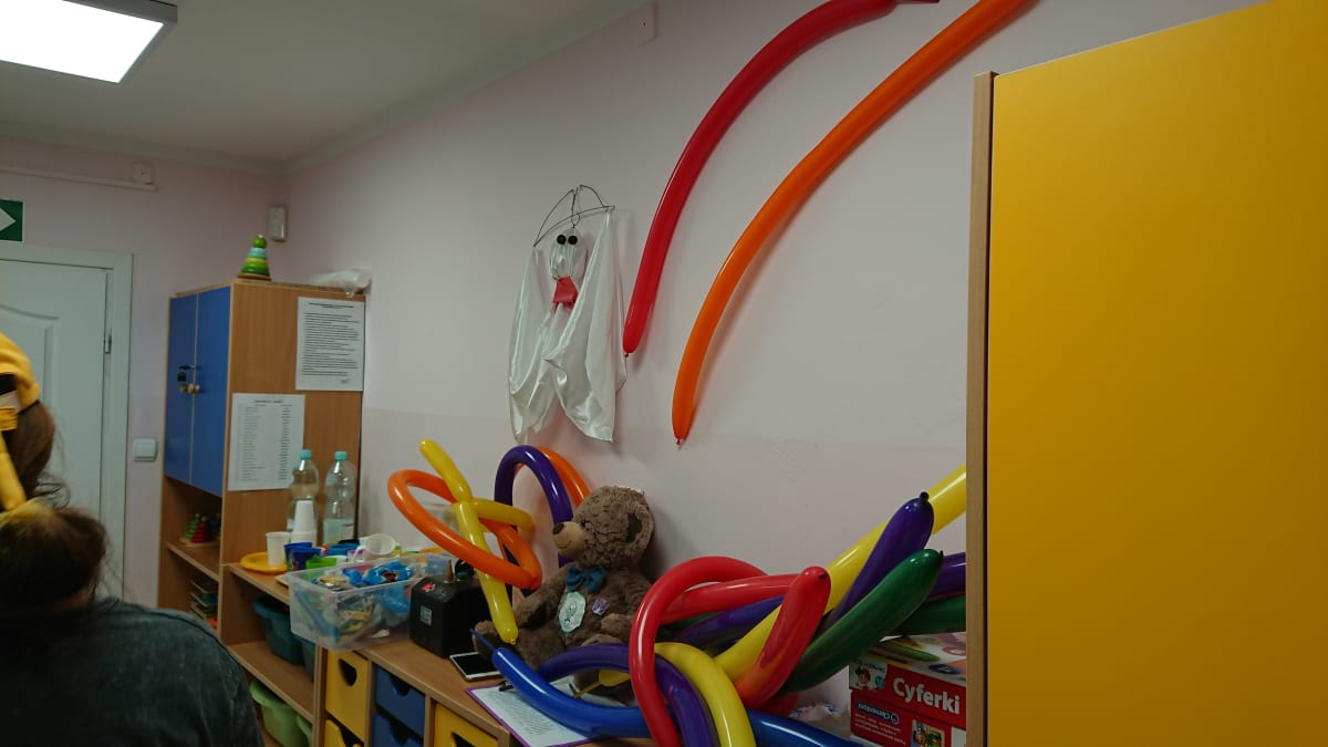 Miniaturka zdjęcia obrazującego osoby podczas wydarzenia pt.Warsztaty balonowe