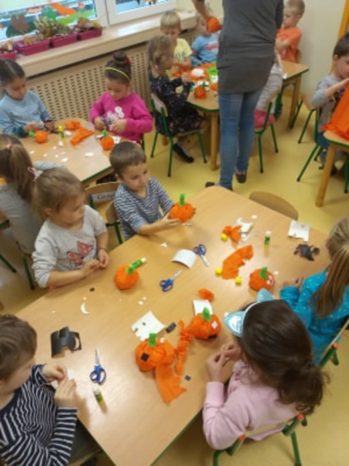 Miniaturka zdjęcia obrazującego osoby podczas wydarzenia pt.warsztaty - "Skarby jesieni DYNIA"