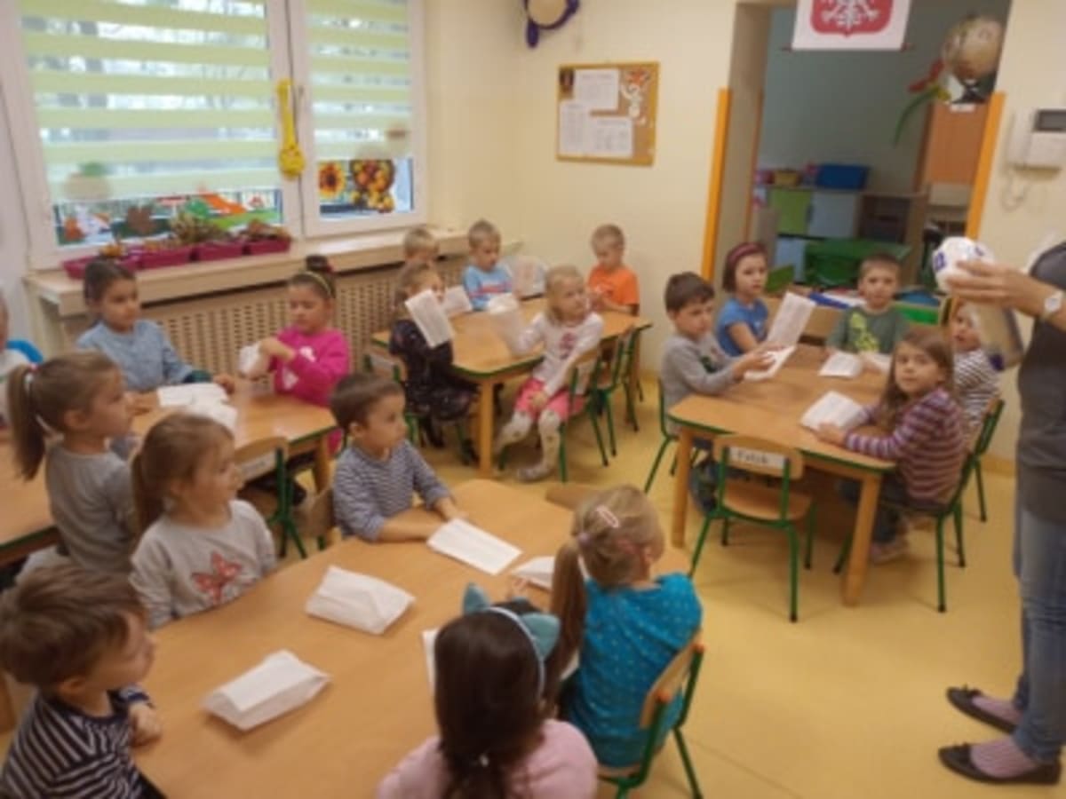 Miniaturka zdjęcia obrazującego osoby podczas wydarzenia pt.warsztaty - "Skarby jesieni DYNIA"