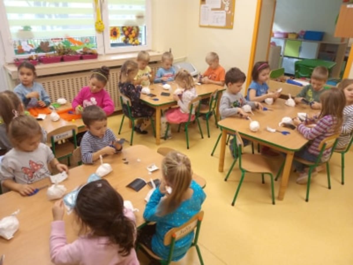 Miniaturka zdjęcia obrazującego osoby podczas wydarzenia pt.warsztaty - "Skarby jesieni DYNIA"