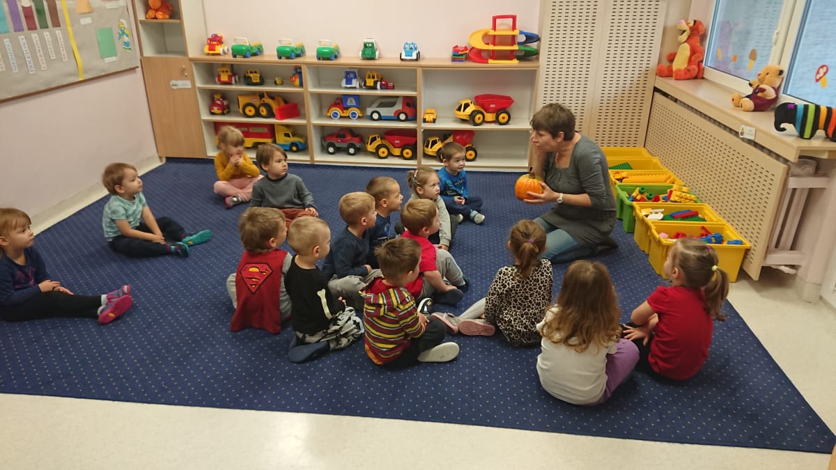 Miniaturka zdjęcia obrazującego osoby podczas wydarzenia pt.warsztaty - "Skarby jesieni DYNIA"