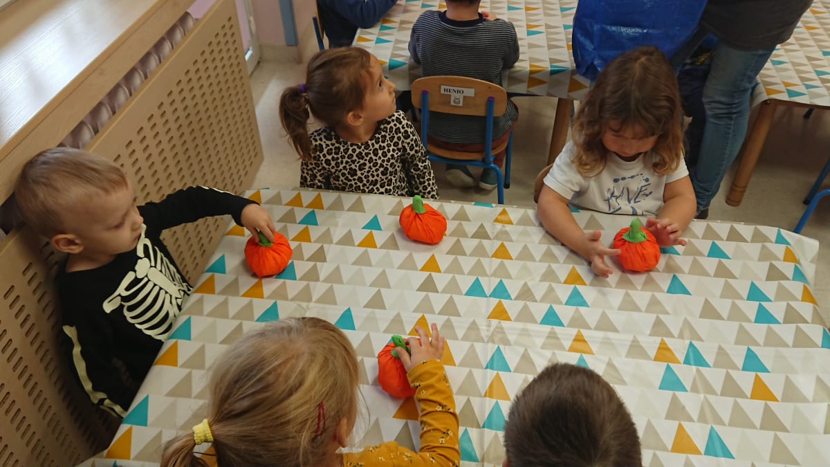 Miniaturka zdjęcia obrazującego osoby podczas wydarzenia pt.warsztaty - "Skarby jesieni DYNIA"