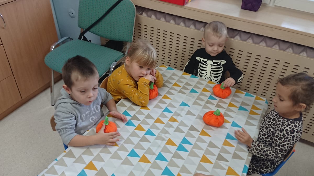 Osoby podczas wydarzenia pt.warsztaty - "Skarby jesieni DYNIA"