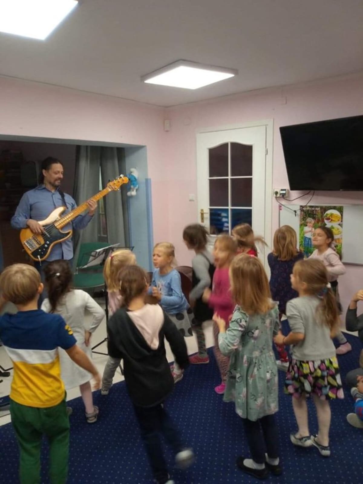 Miniaturka zdjęcia obrazującego osoby podczas wydarzenia pt.zajęcia muzyczne - kontrabas