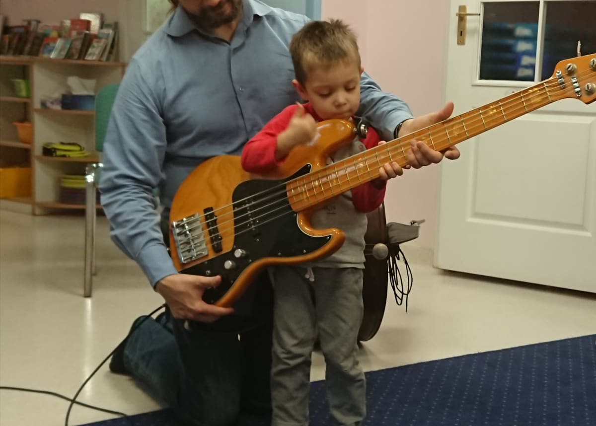 Miniaturka zdjęcia obrazującego osoby podczas wydarzenia pt.zajęcia muzyczne - kontrabas