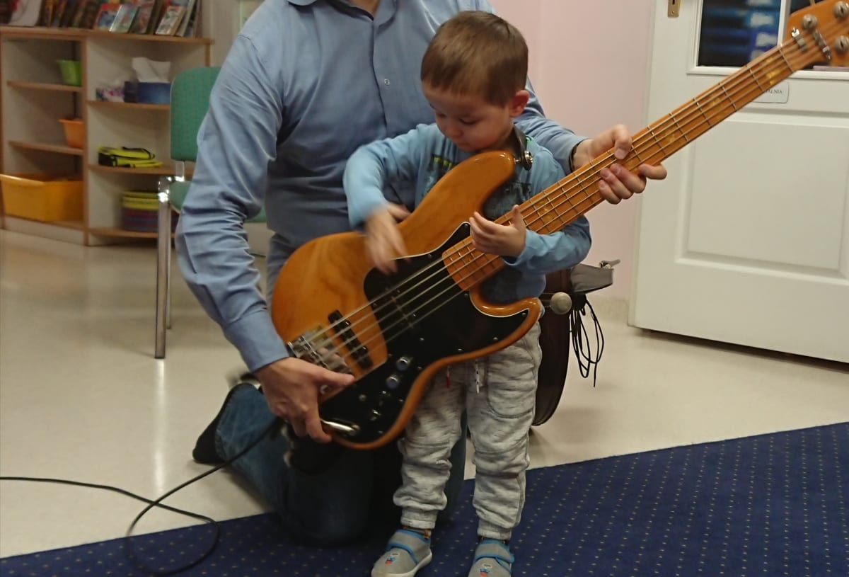 Miniaturka zdjęcia obrazującego osoby podczas wydarzenia pt.zajęcia muzyczne - kontrabas