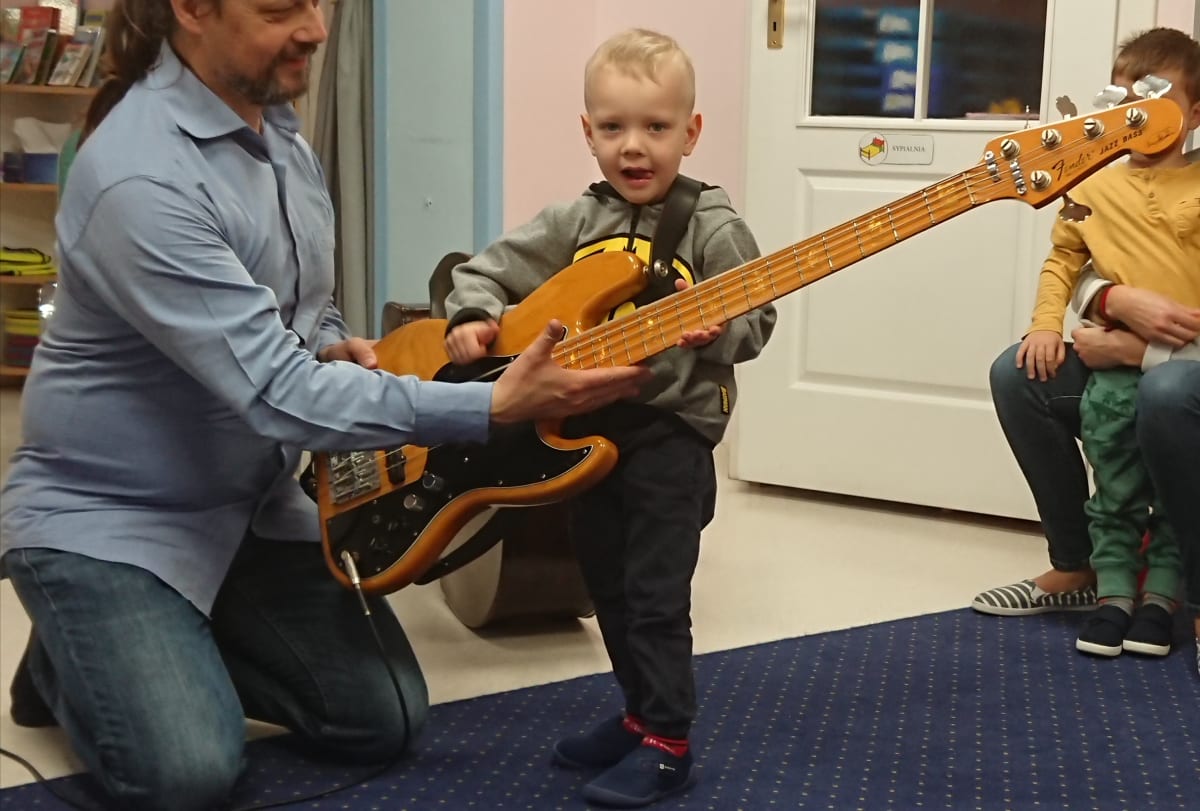 Miniaturka zdjęcia obrazującego osoby podczas wydarzenia pt.zajęcia muzyczne - kontrabas