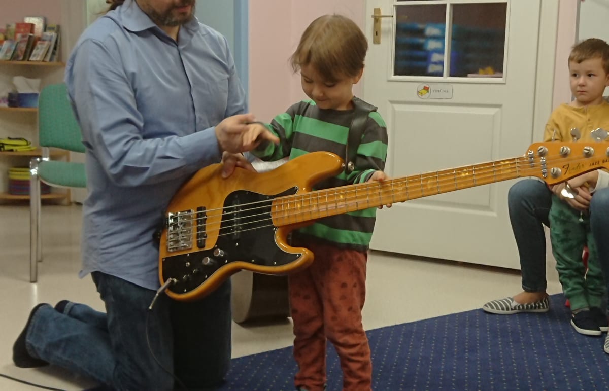 Miniaturka zdjęcia obrazującego osoby podczas wydarzenia pt.zajęcia muzyczne - kontrabas