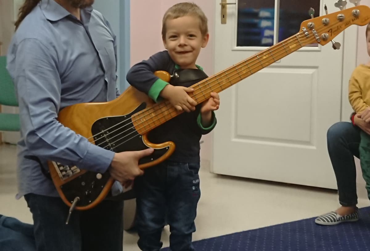 Miniaturka zdjęcia obrazującego osoby podczas wydarzenia pt.zajęcia muzyczne - kontrabas