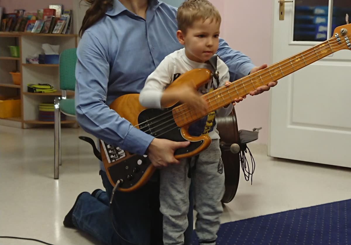 Miniaturka zdjęcia obrazującego osoby podczas wydarzenia pt.zajęcia muzyczne - kontrabas