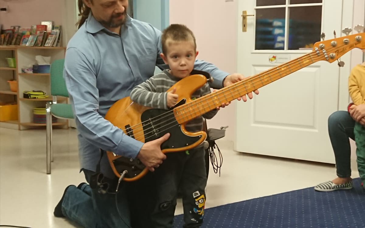 Miniaturka zdjęcia obrazującego osoby podczas wydarzenia pt.zajęcia muzyczne - kontrabas