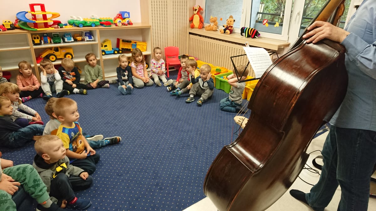 Osoby podczas wydarzenia pt.zajęcia muzyczne - kontrabas