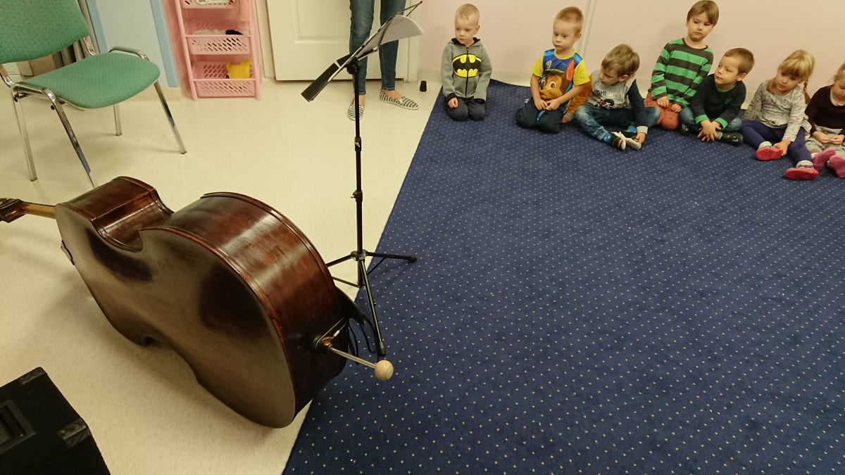 Osoby podczas wydarzenia pt.zajęcia muzyczne - kontrabas