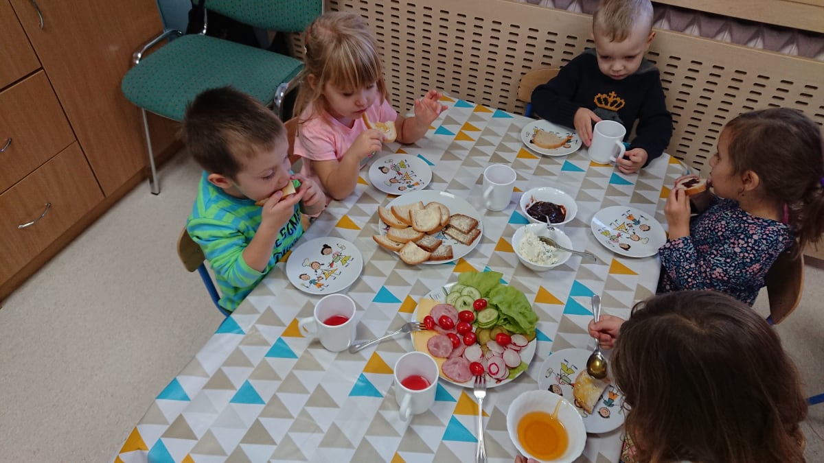 Miniaturka zdjęcia obrazującego osoby podczas wydarzenia pt.Szwedzki stół - Smerfy